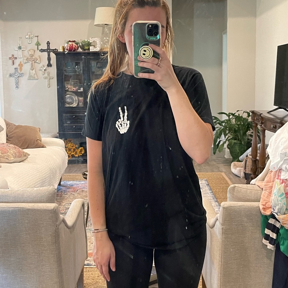 skeleton peace sign tee